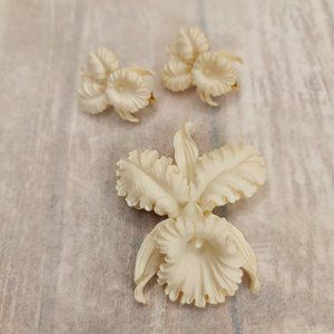 White Orchid Brooch Pin and Clip Earrings Set. Vintage Pinup Retro Celluloid